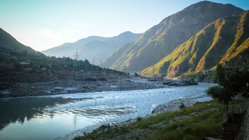 India declanșează războiul apei împotriva Pakistanului / ”Apa care aparţine Indiei şi curgea până acum către exterior va fi de-acum oprită” / Pakistan a fost atacat cu avioane de vânătoare / Istoria conflictului dintre cele două țări