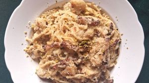 Spaghetti cu bacon și cremă de conopidă. O rețetă de toamnă, gustoasă, rapidă și echilibrată