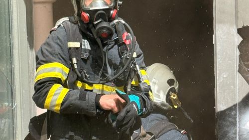 Incendiu puternic la mansarda unui bloc din Constanţa; un bărbat transportat inconştient la spital