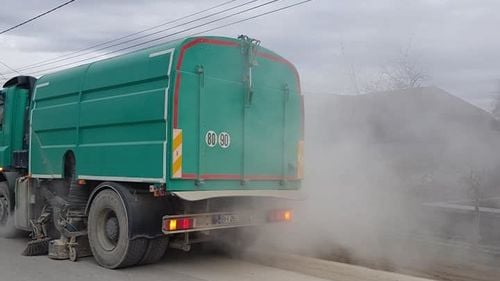 Localnicii unei comune din Bihor sunt exasperați din cauza drumului care leagă două cariere de calcar: Încercăm să facem curat de sărbători, dar tot praful ne ajunge în case  