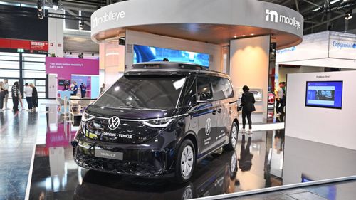 Volkswagen intră în competiția taxiurilor fără șofer, cu duba ID.Buzz AV / Tehnologia este deja prezentă pe străzile din Hamburg
