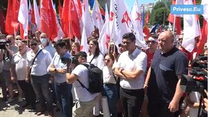 Protest în Chișinău la chemarea lui Dodon, nemulțumit de decizia instanței de a reduce secțiile de vot din Transnistria / Deputat PSRM: Astăzi am venit cu steaguri, mâine vom veni cu furci