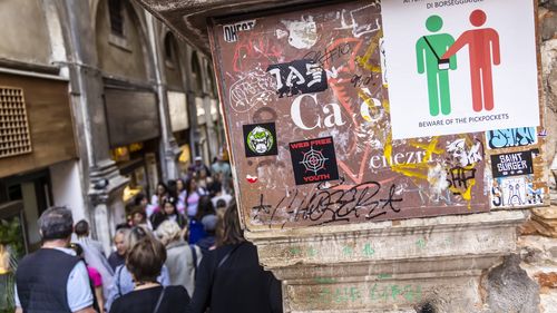 „Attenzione, pickpocket!”: Femeia care a devenit virală luptând împotriva criminalității pe străzile din Veneția