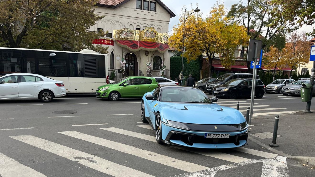VIDEO Imaginile zilei: Ferrari parcat pe trecerea de pietoni în centrul Bucureștiului / UPDATE Brigada Rutieră face verificări