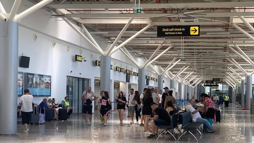 MAE avertizează românii care călătoresc în Statele Unite de posibile întârzieri și anulări de zboruri din cauza blocajului guvernamental