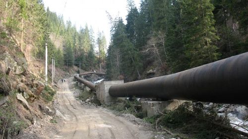 Legea PSD care dezincriminează construcția fără autorizație de microhidrocentrale sau drumuri forestiere a fost promulgată / Ecologiști: ”Oricine poate să distrugă un râu și ia doar o amendă”