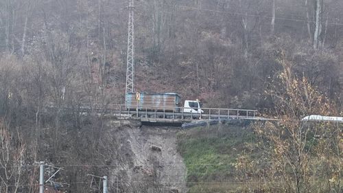 Alunecare de teren în zona Comarnic. Traficul pe DN1 este restricționat