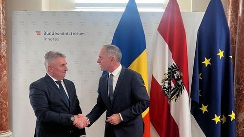 Ministrul austriac de Interne, în centrul unui scandal intern de plagiat. Stefan Weber, ”vânătorul de plagiatori” din Austria spune că și-a copiat lucrarea de diplomă de la absolvirea facultății