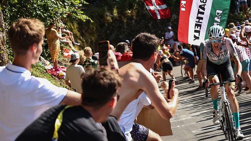 VIDEO Turul Franței 2023: Un suporter a provocat un accident în care au căzut mai mulți cicliști, după ce a vrut să își facă un selfie