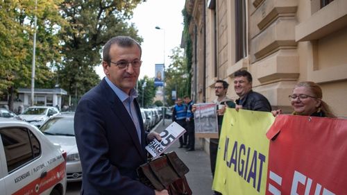 FOTO A treia zi de proteste în fața Ministerului Educației. Decanul Cristian Preda și-a șters numele de pe cartea sa și l-a trecut ca autor pe Sorin Cîmpeanu