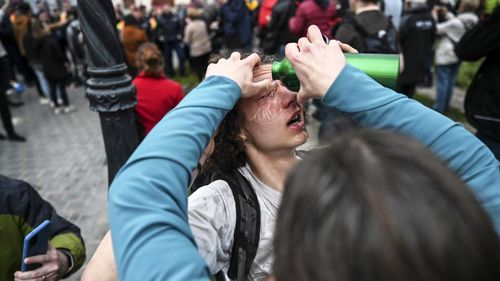 Publicație de opoziție de la Budapesta: Protest pro-democrație și anti-Orban în fața biroului premierului maghiar/  Polițiştii au folosit gaze lacrimogene împotriva elevilor