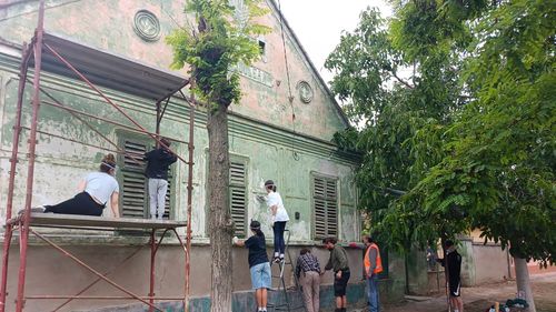 GALERIE FOTO | Color the Village în satul timișean Macedonia. Peste 400 de voluntari vor lucra trei zile pentru a renova 30 de fațade