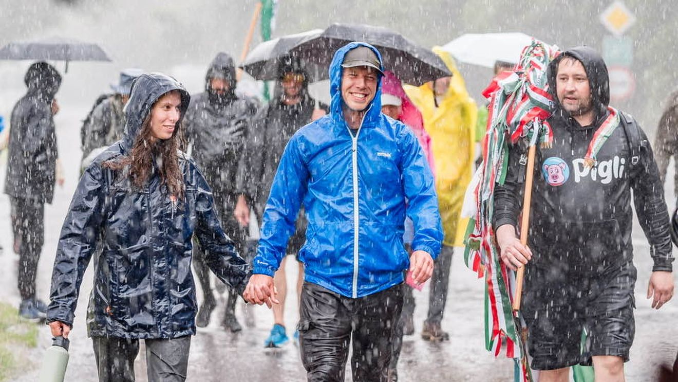 VIDEO Liderul opoziţiei din Ungaria Peter Magyar a trecut graniţa în România, la Borș. El a plecat la 14 mai în marş pe jos spre Transilvania, în semn de protest față de trădarea etnicilor maghiari de către Viktor Orban, susținător al lui George Simion