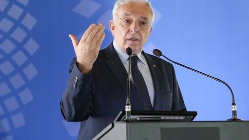 VIDEO BNR a revizuit la 9,6% prognoza de inflație pentru finalul anului. Guvernatorul Mugur Isărescu: Eliminarea plafoanelor la electricitate a urcat inflația cu 2,3 puncte / Economia românească, în fază de consum slab și investiții cvasi-stagnante