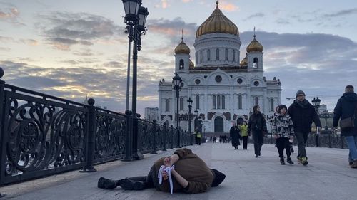 Protest inedit la Moscova împotriva masacrului din Bucea: Bărbat întins pe jos, cu mâinile legate la spate cu o pânză albă