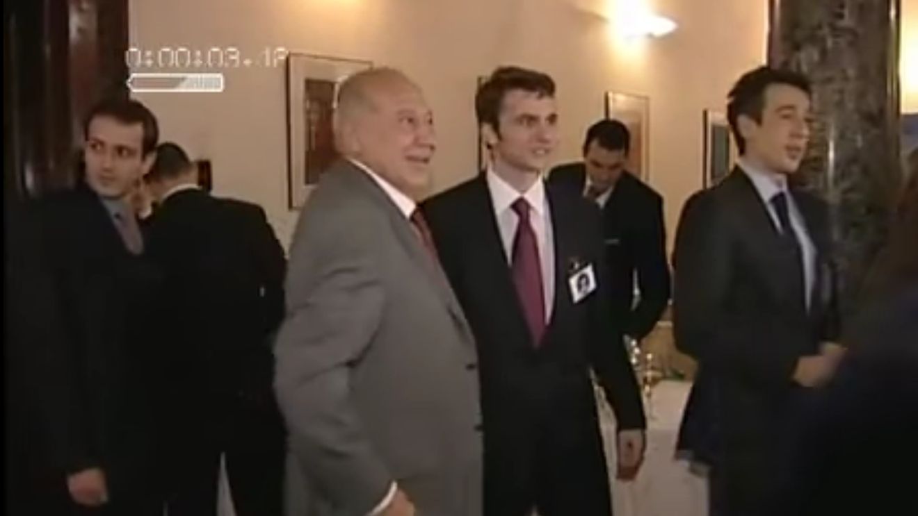 VIDEO Purtătorul de cuvânt al Primăriei Sectorului 1 publică un filmuleț din 2009 în care Sebastian Burduja, șeful PNL Sector 1, apare alături de Sebastian Ghiță și Dan Voiculescu: ”Priviți ce făcea tânărul Burduja înainte să-i pună pe consilierii PNL să-mi facă plângere administrativă”