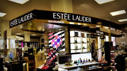Estee Lauder anunță scăderea cifrei de afaceri / CEO-ul companiei își anunță pensionarea
