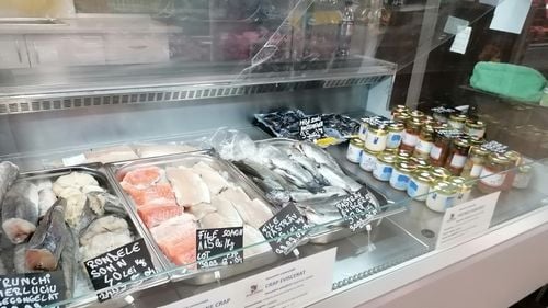 ANPC, sfaturi privind cumpărarea de peşte: Nu achiziţionaţi produse cu suprafaţă lipicioasă, deshidratată, cu pete de mucegai, produse cu miros şi culoare modificate, cu aspect de vechi