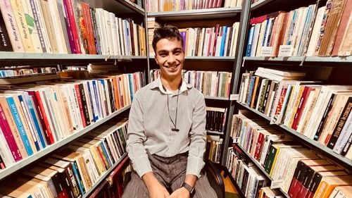 VIDEO: Povestea lui Napoleon Dolar, abandonat într-o maternitate, în România anilor `90. Cum a ajuns student la două facultăți și cum a făcut față bullyingului care l-a urmărit ca o umbră până în liceu