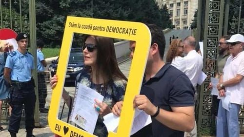 VIDEO Formă inedită de protest față de modificarea Codului de procedură penală: Apel la cetățeni să meargă joi la Curtea Constituțională pentru a cere respingerea legii. ”Stăm la coadă pentru Democrație”