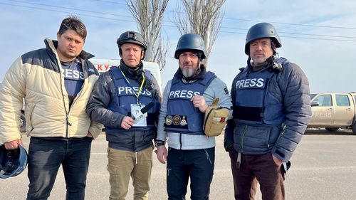 Echipa știrilor TVR, la Kiev şi pe frontul din Donbas, la patru ani de la declanșarea războiului la scară largă din Ucraina de către Rusia / Jurnaliștii vor duce generatoare donate de români câtorva familii din Kiev