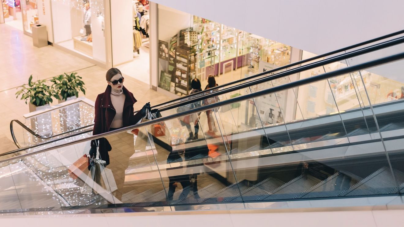 Știi de la cine cumperi când mergi la mall? Top 3 conglomerate din mass-market / Cine sunt Inditex, H&M Group și Abercrombrie & Fitch