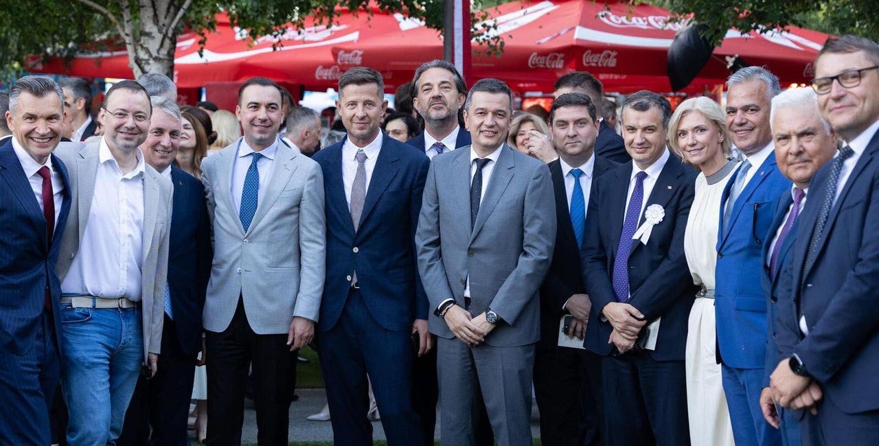 POZA ZILEI Puciștii din PNL s-au fotografiat în grup cu Sorin Grindeanu în ziua în care acesta a anunțat că vrea să fie premier / Hubert Thuma, Alina Gorghiu, Lucian Bode alături de premierii lui Nicușor Dan – Adrian Veștea și Eugen Tomac