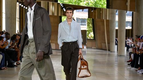 Piele împletită, sandale și siluete fluide: Hermès propune o vară 2026 în tonuri naturale