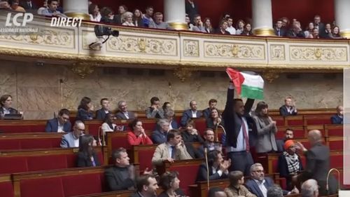 Un deputat al stângii radicale din Franța, exclus pentru 15 zile după ce a arborat în legislativ un drapel palestinian