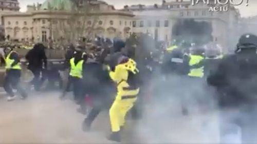 VIDEO Ciocniri între "vestele galbene" şi forţele de ordine la Paris în cel de-al optulea weekend de proteste / Manifestații în fața sediului France Presse și sloganuri împotriva jurnaliștilor