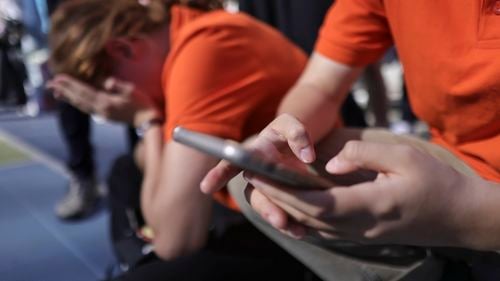 Legea majoratului digital, adoptată de Senat / Copiii sub 16 ani vor putea accesa platforme online şi crea conturi doar cu acordul expres al părinţilor