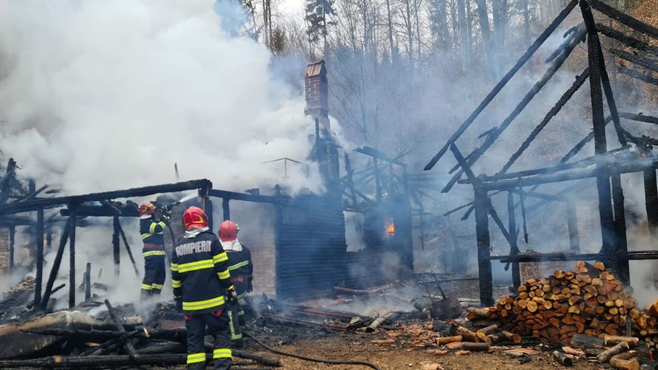 Cabană închiriată de șapte tineri a ars în totalitate / Cauza incendiului: au sărit scântei din sobă