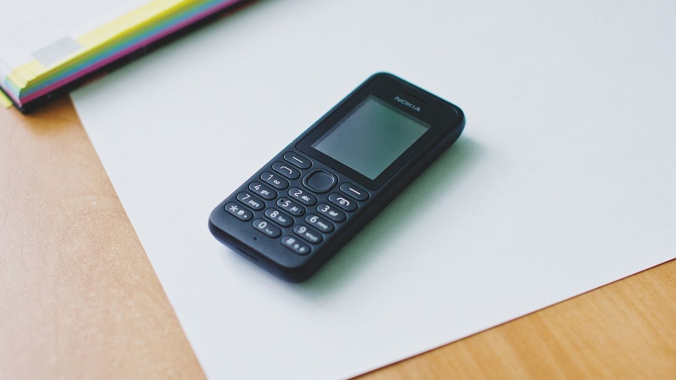 Adulții și adolescenții îngrijorați de timpul petrecut pe ecran renunță la smart-phone pentru modelele mai slab performante - „dumbphone” (BBC)