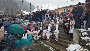 Sărbătoare unică în țară, de Sfântul Ion: Bărbații care poartă acest nume sunt udați în râu