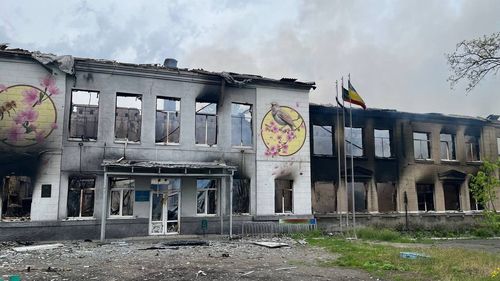 FOTO Armata ucraineană acuză forțele ruse că au bombardat o școală din regiunea Donețk cu bombe cu fosfor alb, puternic inflamabile / Cum funcționează bombele cu fosfor și de ce sunt interzise