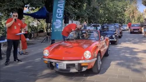 FOTO A patra ediție a raliului „Drumul Vinului”, cu mașini retro, în Oradea / 40 de echipe la start, din țară și din afară / O singură mașina n-a vrut să pornească nici împinsă