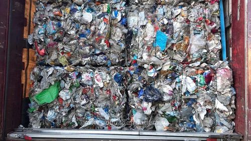 Arad: Peste 25 de tone de deşeuri din PET-uri şi textile, oprite la graniţa cu Ungaria