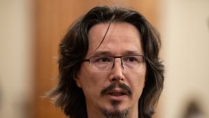 Fostul judecător Cristi Danileț: Claudiu Drăgușin, judecător și membru CSM, a reprezentat Guvernul României în cauza Danileț contra României / Guvernul a pierdut cauza, constatându-se că s-a comis un abuz de către CSM / Dar Dragușin a apărat acest abuz  / Îi solicit demisia!