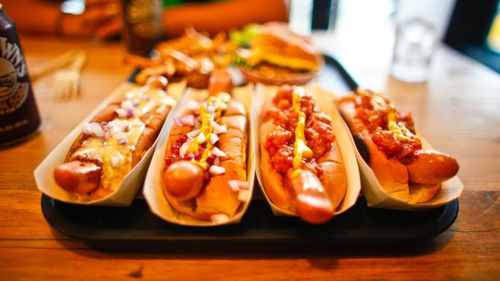 Povestea din spatele hot dog-ului: Cârnăciorul umil tranformat în fenomen internațional de un emigrant german după Războiul Civil American