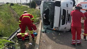 Accident pe Autostrada Soarelui, spre Constanța: Microbuz răsturnat, 6 persoane implicate/ La fața locului vine un elicopter SMURD