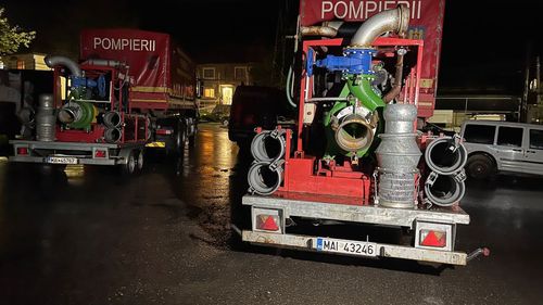 VIDEO FOTO 268 de localnici din Roșia Montană, rugați să se evacueze după ce s-a spart o parte din digul unui lac / Pompierii și jandarmii au verificat casele, iar cei care au rămas au semnat pe propria răspundere / Barajul conține apă, nu steril, dar e lăsat în paragină de zeci de ani