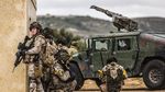 Militarii letoni au lansat în ultimele 24 de ore gaze lacrimogene şi au tras un foc de avertisment pentru a-i opri pe migranţii care încercau să treacă frontiera din Belarus, transmite miercuri agenția de știri Reuters, citată de Agerpres.  	Letonia, Polonia şi Lituania au acuzat Belarusul şi Rusia că organizează fluxuri de migranţi din Orientul Mijlociu şi Africa spre frontierele Uniunii Europene şi ale NATO, cu scopul de a destabiliza ţările de pe flancul estic al celor două blocuri. Minskul şi Moscova resping acuzaţiile.  	Armata letonă a descris miercuri dimineaţa pe X cel mai recent incident de la frontiera Letoniei cu Belarusul: cel puţin cinci migranţi s-au manifestat agresiv, aruncând buşteni către soldaţi în timp ce încercau să intre pe teritoriul leton. Ei au renunţat abia după ce un militar a tras un foc de avertisment în aer.  	Premierul leton Andris Kulbergs a declarat săptămâna trecută într-un interviu acordat agenţiei Reuters că numărul de migranţi care încearcă să intre în Letonia din Belarus s-a dublat recent. Fără a da cifre, el a descris situaţia drept o „ameninţare hibridă”, la care statul leton a reacţionat dublând numărul de grăniceri. Aceştia sunt ajutaţi de colegii lor lituanieni şi estoni, precum şi de forţele armate ale Letoniei, a menţionat şeful guvernului de la Riga.  	Reuters reaminteşte că Polonia a folosit în 2021 la un tun de apă împotriva migranţilor care aruncau cu pietre din Belarus, peste frontieră, iar în decembrie 2025 Varşovia a anunţat că peste 180 de migranţi au reuşit să ajungă pe teritoriul polonez printr-un tunel ascuns într-o pădure de la frontiera polono-belarusă.