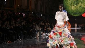 Chanel primăvară-vară 2026: Matthieu Blazy readuce strălucirea casei prin eleganță fluidă și modernitate rafinată, păstrând intact ADN-ul clasic al brandului