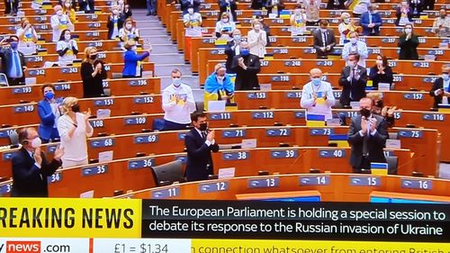 Translator sufocat de emoție când Zelensky se adresează Parlamentului European / Președintele ucrainean a fost întâmpinat cu ovații în picioare de europarlamentari