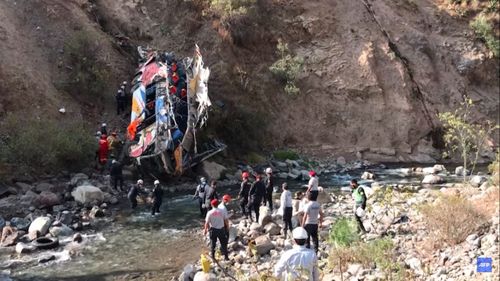 Cel puțin 32 de morți după ce un autocar s-a prăbușit într-o râpă, în Peru