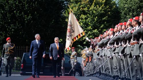 UPDATE Cancelarul austriac, după întâlnirea cu Orbán: Condamnăm cu fermitate orice trivializare sau relativizare a rasismului sau antisemitismului / Orban recunoaște că uneori se exprimă „ambiguu”: Mă definesc ca fiind un politician anti-migrație. Aceasta nu e o problemă rasială, ci una culturală