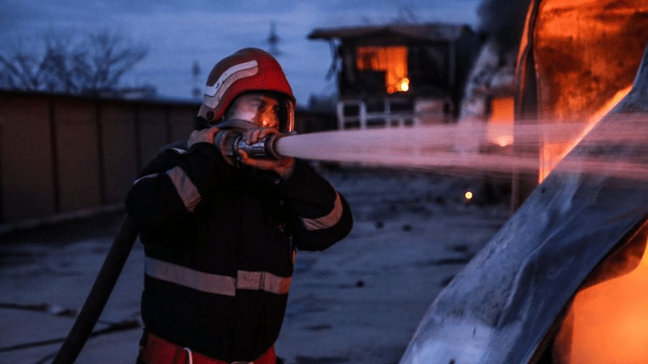 Incendiu de proporții în estul Capitalei/ Șase proprietăți au fost cuprinse de flăcări