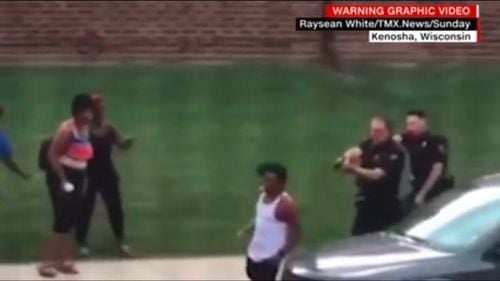 VIDEO Proteste violente în SUA după ce poliția a împușcat în spate un afro-american/ Guvernatorul statului Wisconsin a dislocat trupe ale Gărzii Naționale