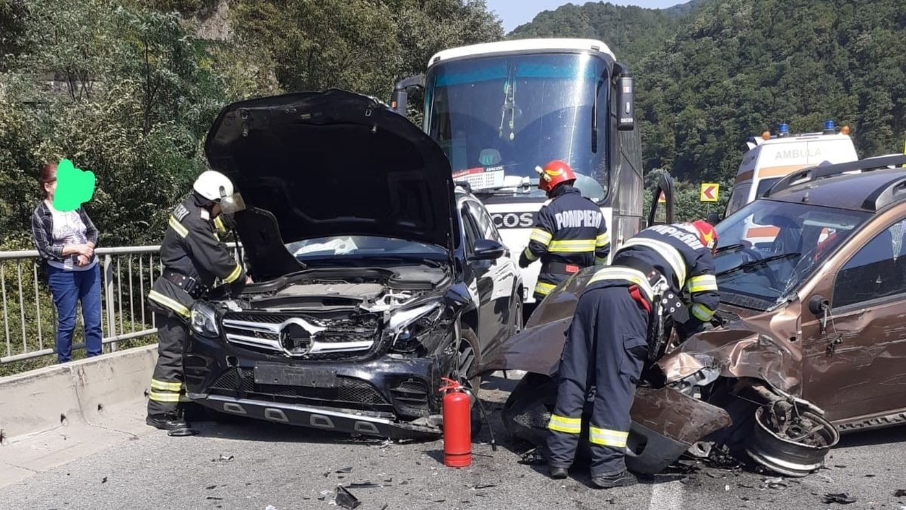 UPDATE Trafic deblocat parțial pe Valea Oltului după un accident rutier la Câineni / Trei răniți transportați la spital