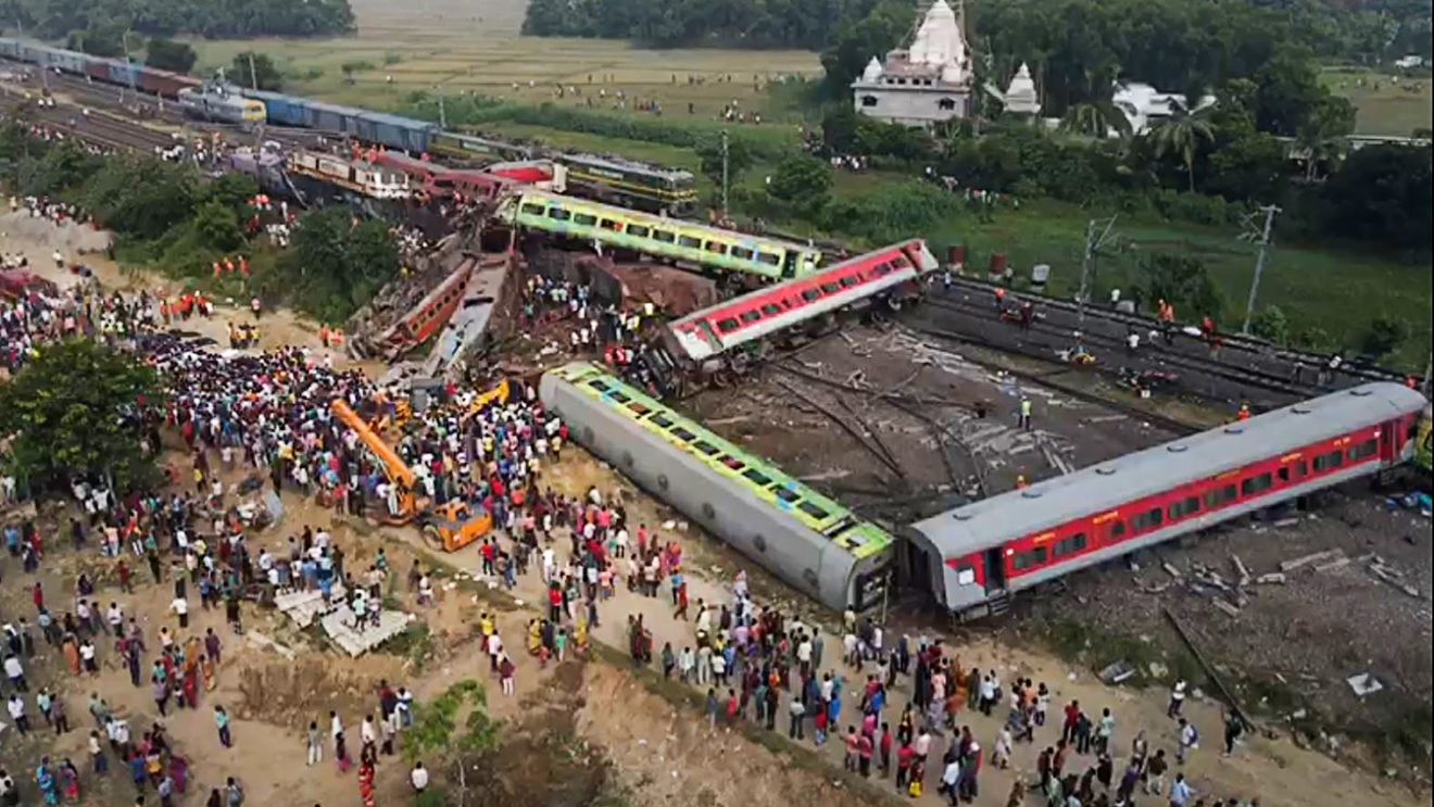 UPDATE Catastrofă feroviară în India: Cel puțin 280 de morți și 900 de răniți, în timp ce mulți călători ar fi încă prinși sub grămezi de fier, au transmis oficialii indieni